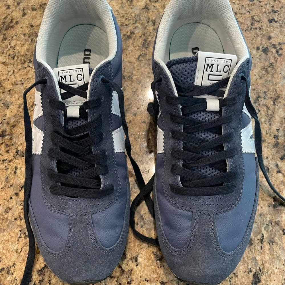 Men's Navy and White Sneakers. Hard to find Mizuno! - Picture 5 of 11